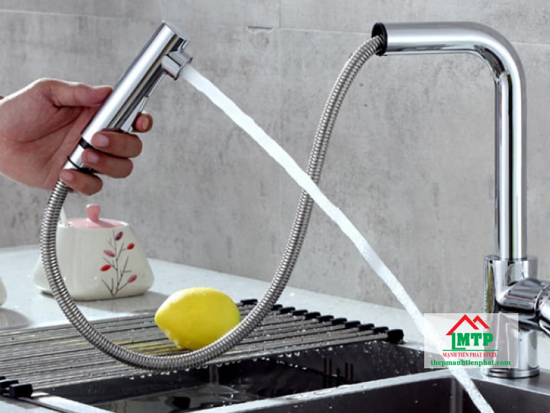 Ống nước inox được dùng vòi rửa bát, đem lại tính thẩm mỹ cho căn bếp