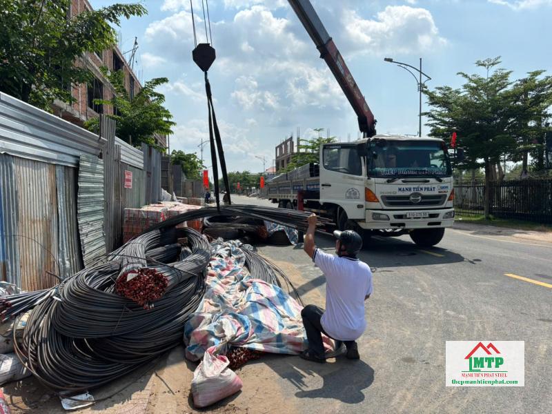 Thép Mạnh Tiến giao 25 tấn thép thanh vằn Miền Nam đến công trình tại KCN Bình Hòa, An Giang