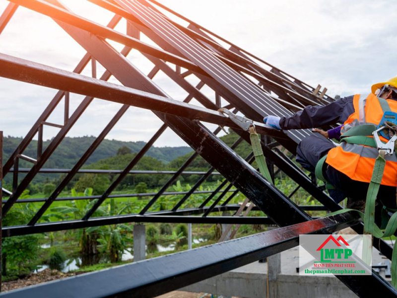 Thép hộp vuông 40 x 4 ly làm khung mái