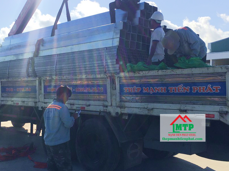 Tôn thép MTP vận chuyển thép hộp 50x100x5ly tận công trình