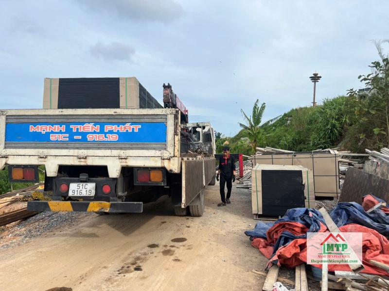 Mua ván phủ phim tại Thép MTP có xe vận chuyển tận nơi