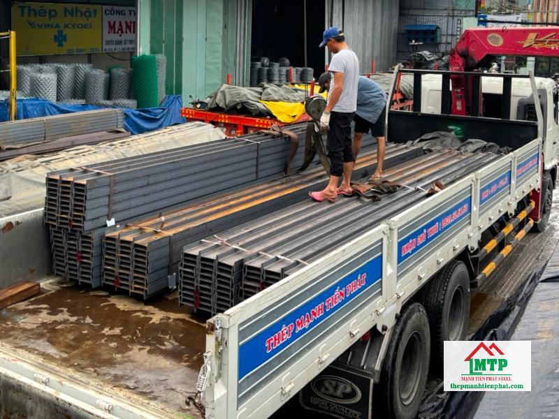 Thép Mạnh Tiến Phát có xe vận chuyển tận nơi, đảm bảo tiến độ