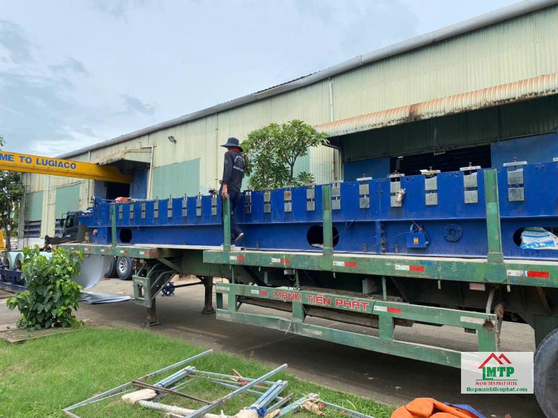 Thép Mạnh Tiến Phát vận chuyển và ban giao máy cán tôn cliplock tại công trình