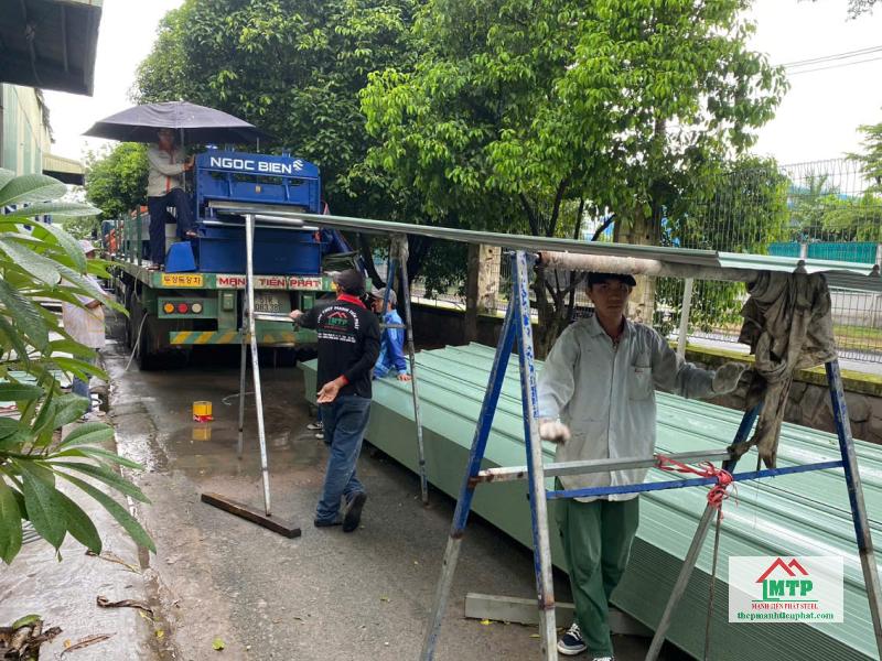 Thuê máy cán tôn cliplock tại Thép Mạnh Tiến Phát có đội ngũ kỹ thuật viên hỗ trợ vận hành máy chính xác, nhanh chóng, thành phẩm đúng chuẩn