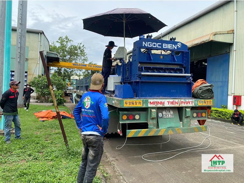 Dịch vụ cho thuê máy cán tôn seamlock của Thép Mạnh Tiến Phát