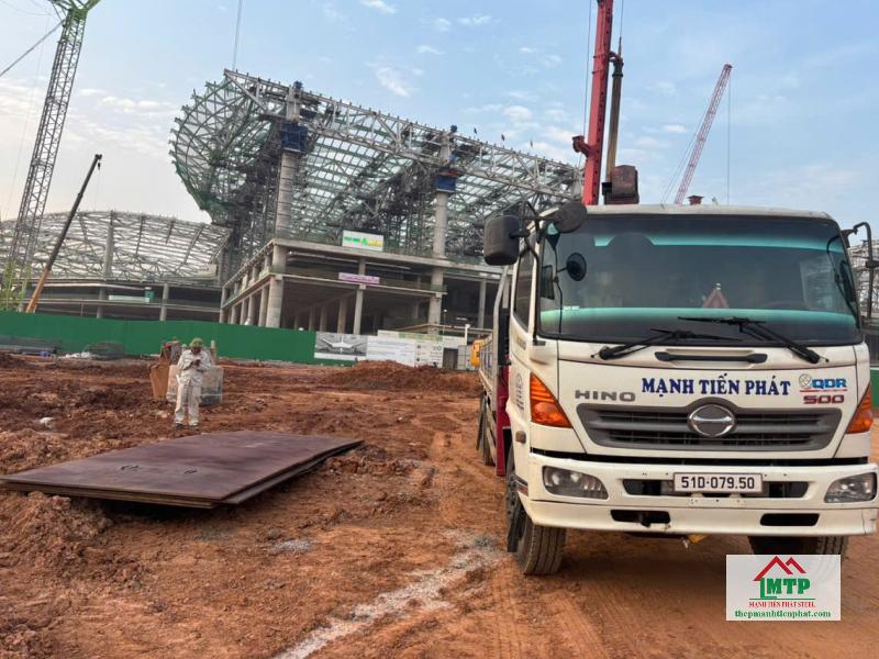 Khách hàng thuê thép tấm chống lầy tại Thép Mạnh Tiến Phát đảm bảo giá rẻ