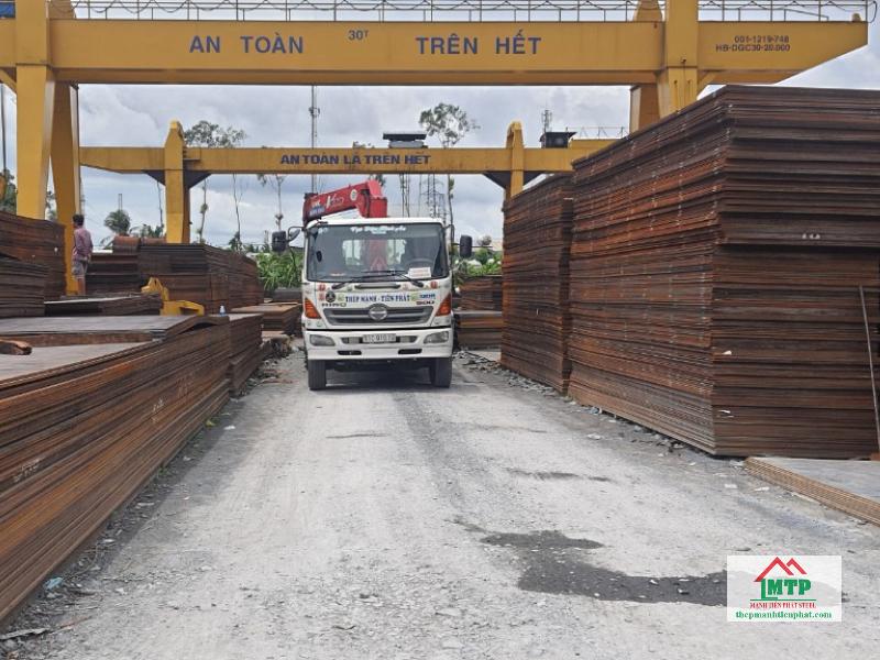 Dịch vụ cho thuê thép tấm chống lầy của Thép Mạnh Tiến Phát đảm bảo sản phẩm chất lượng, dịch vụ tốt, giá cạnh tranh