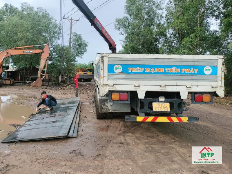 Có hỗ trợ vận chuyển cẩu hàng tận nơi khi thuê sắt tấm lót đường tại Thép Mạnh Tiến Phát