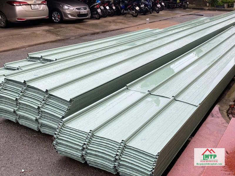 Không chỉ có nhân viên giàu kinh nghiệm hỗ trợ mà còn tôn seamlock thành phẩm còn sóng đều, đẹp