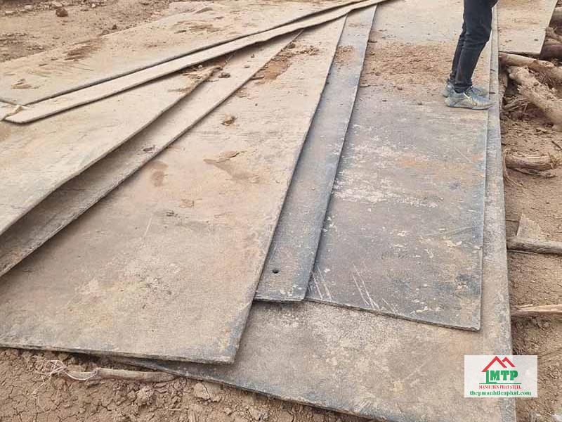 Thuê sắt tấm chống lầy tiết kiệm chi phí lưu kho, linh hoạt hơn về quy cách, chủng loại