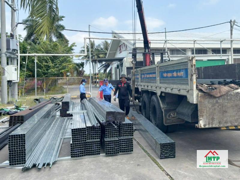 Thép Mạnh Tiến Phát cung cấp thép hộp ma kẽm chính hãng, vận chuyển tận nơi, nhân viên tận tình