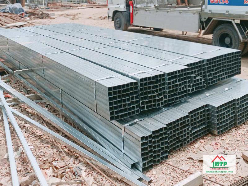 Thép hộp mạ kẽm là loại thép hộp có bề mặt được mạ kẽm điện phân hoặc nhúng nóng màu xám bạc