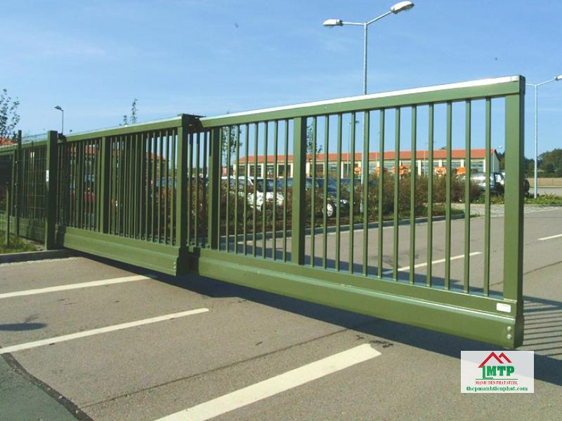 Ứng dụng sắt hộp mạ kẽm làm cổng rào nhà máy kết hợp sơn tĩnh điện tăng tính thẩm mỹ