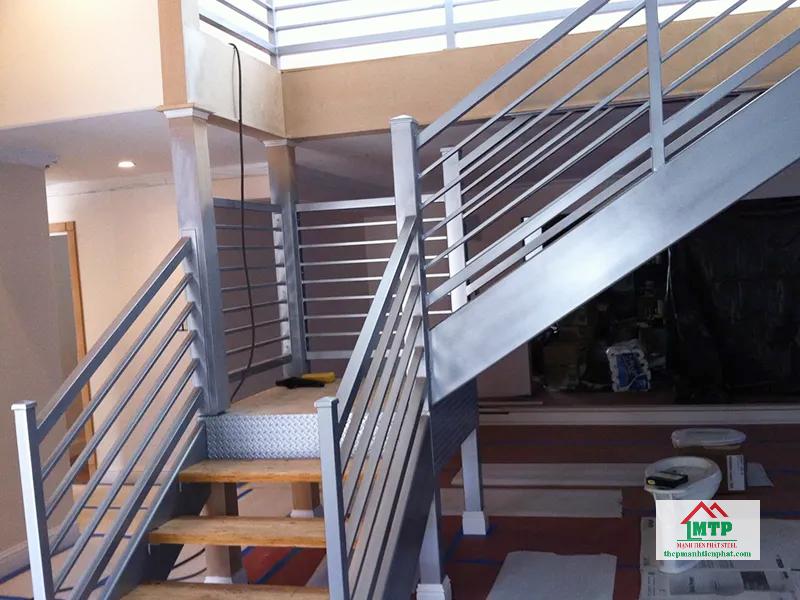 Lan can cầu thang gia công từ thép hộp mạ kẽm