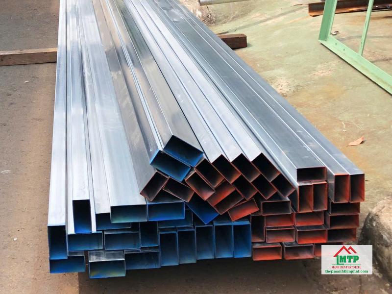 Thép hộp mạ kẽm có bề mặt sáng bóng, lớp kẽm mạ chống ăn mòn tốt, ngăn rỉ sét ảnh hưởng đến chất lượng thép bên trong