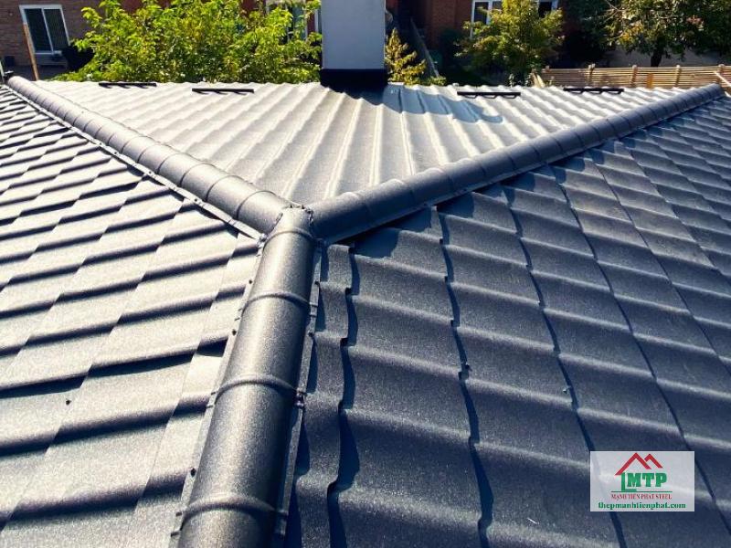 Tôn úp nóc giả ngói là một loại phụ kiện dùng lợp mái tôn sóng ngói