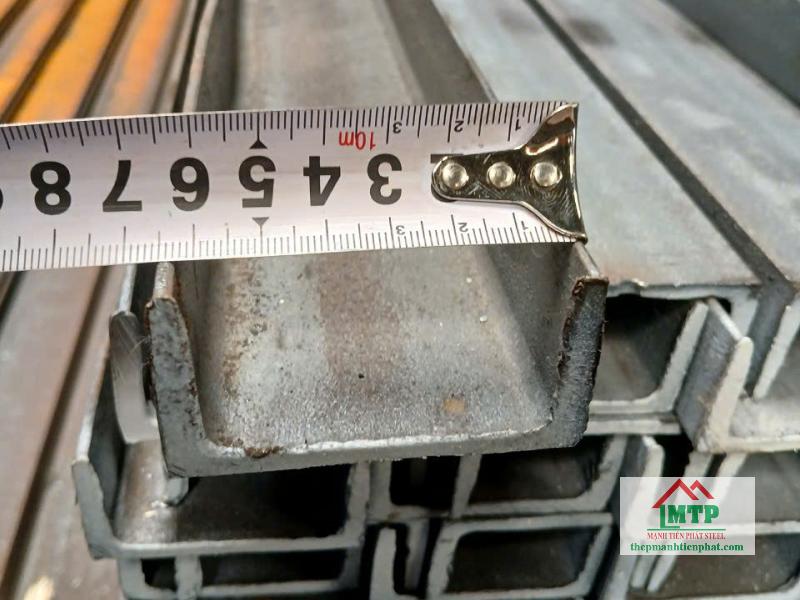 Thép hình U65 là loại thép có mặt cắt hình dạng chữ “U”, chiều cao bụng 65 mm