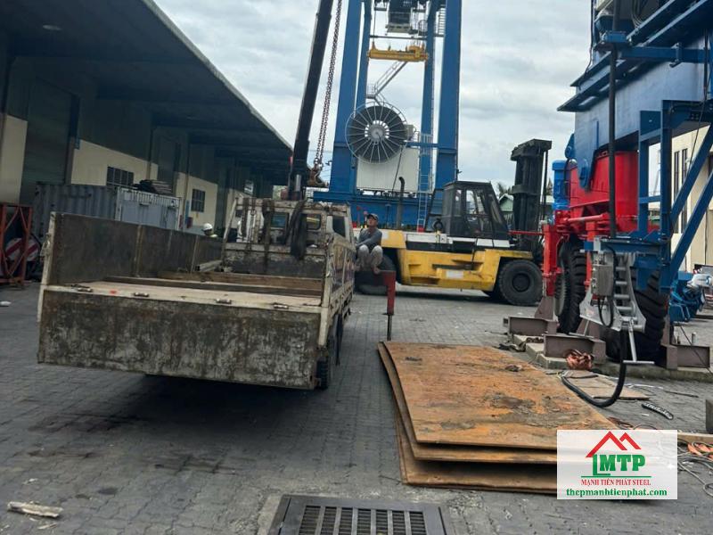 Thép Mạnh Tiến Phát cho thuê vỉ lót xe máy đào theo ngày theo tháng với giá hợp lý, có xe vận chuyển tận nơi