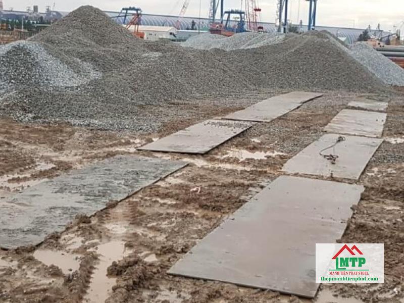 Tôn lót cho xe ủi giúp xe cơ giới di chuyển dễ dàng hơn trong các công trình