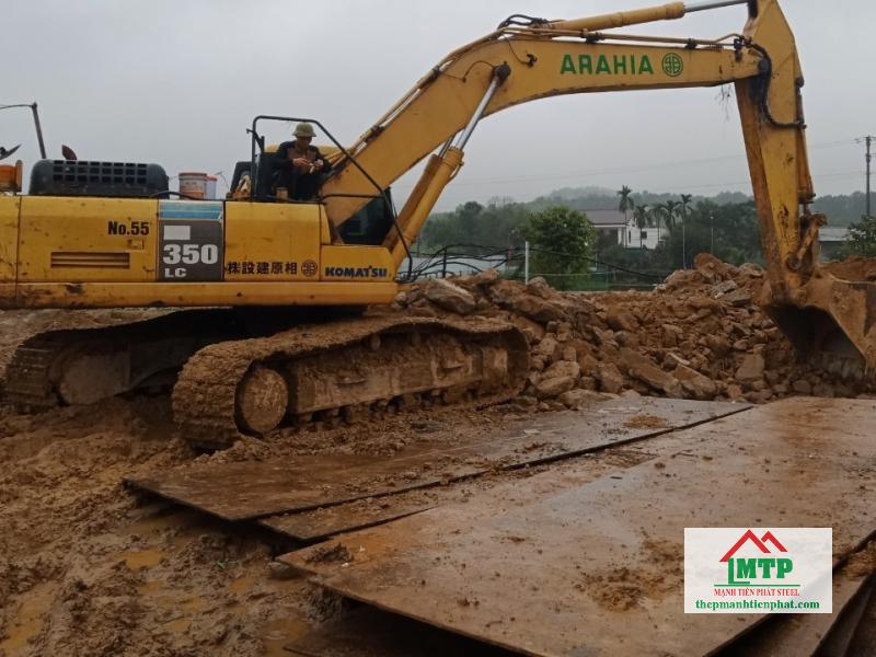 Độ dày tấm lót, số lượng, thời gian thuê, vị trí giao nhận đều ảnh hưởng đến giá thuê tấm lót xe lu