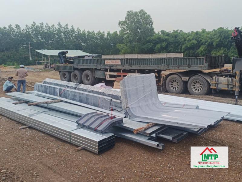 Giao tôn Hòa Phát cán sóng, nhấn vòm và xà gồ C, Z về KCN Châu Đức, tỉnh Bà Rịa – Vũng Tàu