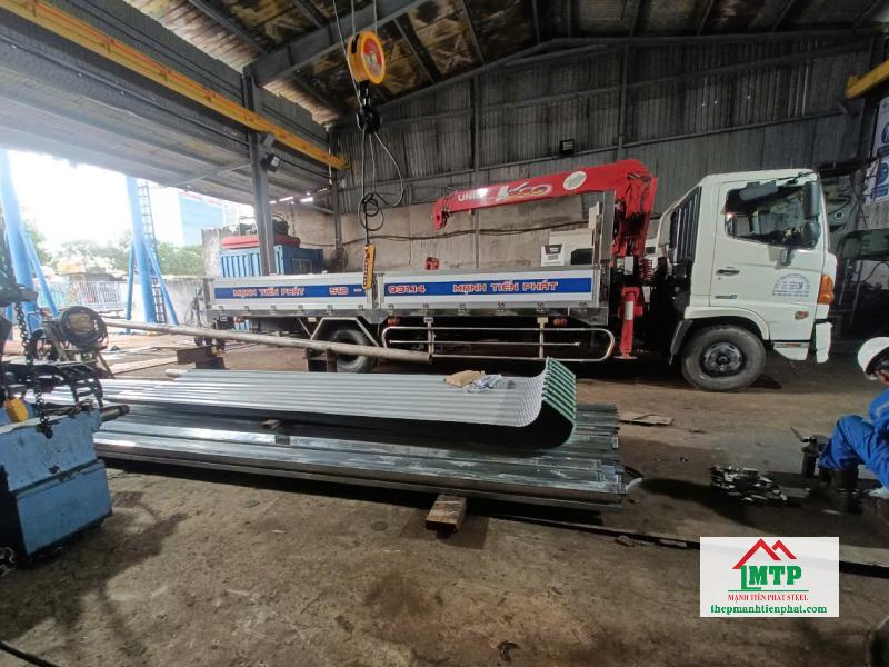 Giao tôn Hòa Phát cán sóng, nhấn vòm và thép hộp mạ kẽm cho Công ty thiết bị ngoài khơi OTS TP. Vũng Tàu