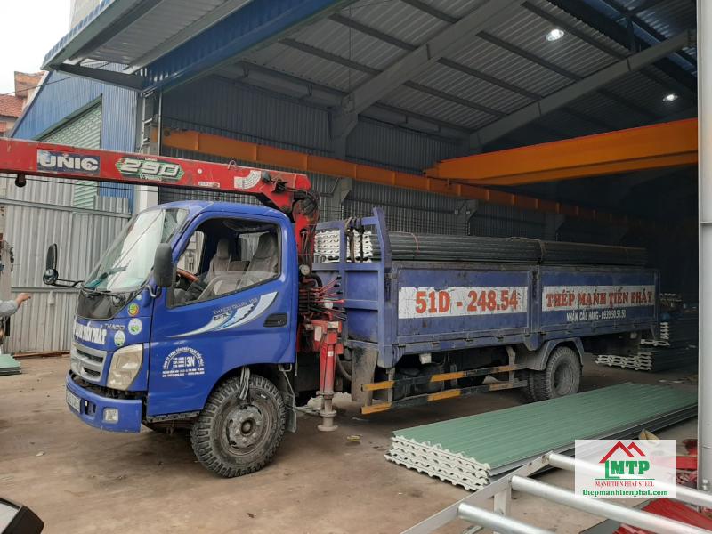 Giao 850m tôn PU Hòa Phát cho công trình nhà kho tư nhân – khu dân cư Tân Quy, Quận 7