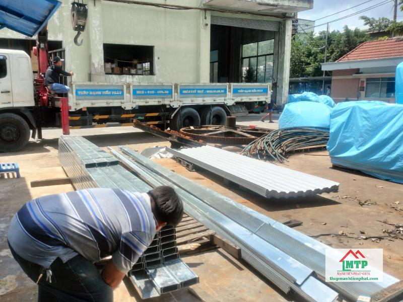 Giao 400m tôn lạnh Hòa Phát 4 dem và xà gồ cho công trình cải tạo nhà xưởng tại phường Bình Thuận, Quận 7