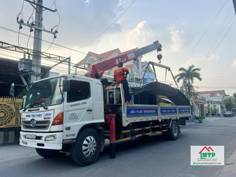 Giao 500m tôn giả ngói Hòa Phát cho khách lợp mái ở khu vực Tân Mỹ, Quận 7