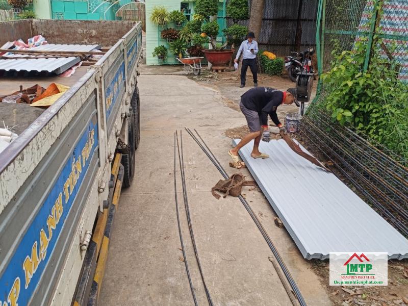 Giao 1.200m tôn lạnh màu Hòa Phát cho công trình nhà xưởng cơ khí đường Nguyễn Văn Linh, Quận 7