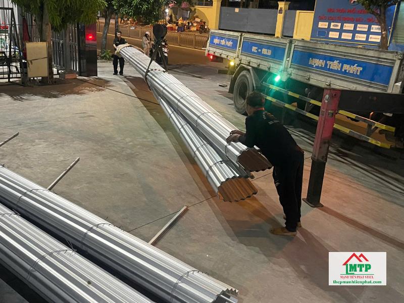 Giao 450m tôn lạnh Hòa Phát cho khách ở đường Kênh Tân Hóa, Quận Tân Phú