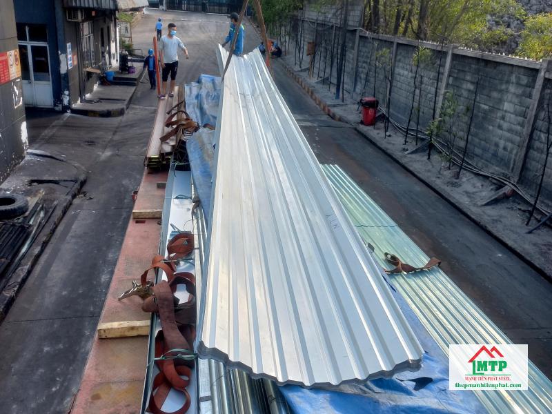 Giao tôn màu Hòa Phát cho công trình nhà xưởng sản xuất đồ gỗ đường Tây Thạnh, Quận Tân Phú