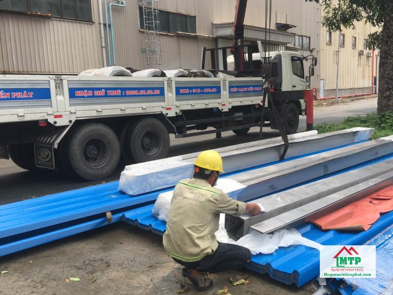 Giao tôn lạnh màu Hòa Phát 4 dem cho công trình cải tạo mái nhà máy đường Lũy Bán Bích, Quận Tân Phú