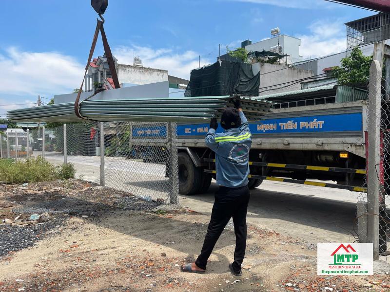 Giao 200m tôn cách nhiệt Hòa Phát cho khách trong hẻm đường Trần Bình Trọng Quận Tân Phú