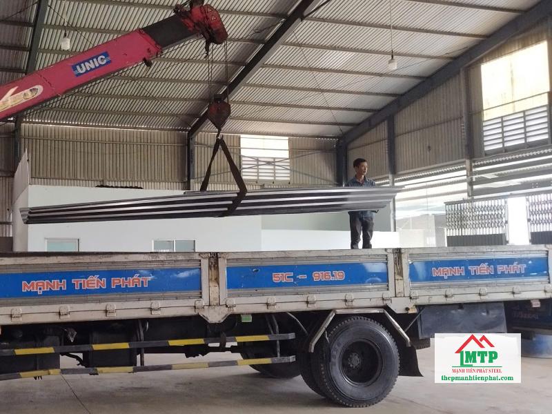 Giao tôn kẽm Hòa Phát cho vựa sầu riêng Bình Đức ở TP. Mỹ Tho, Tiền Giang