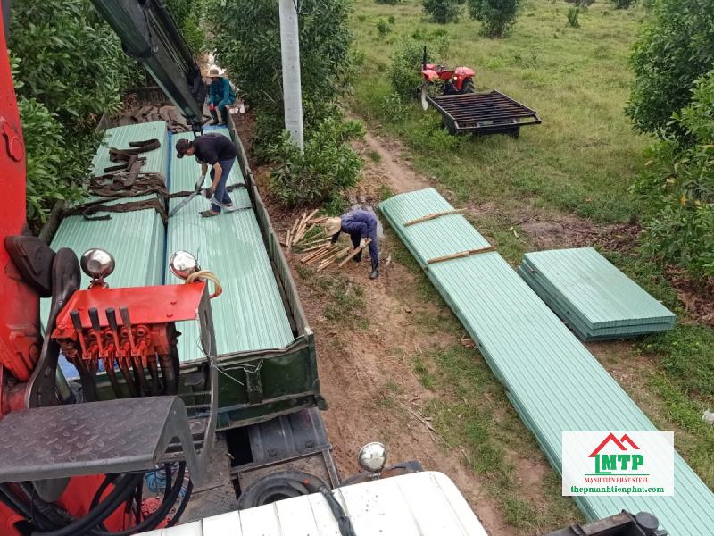 Giao tôn lạnh màu Hòa Phát cho nhà kho vật tư nông nghiệp huyện Cái Bè, Tiền Giang