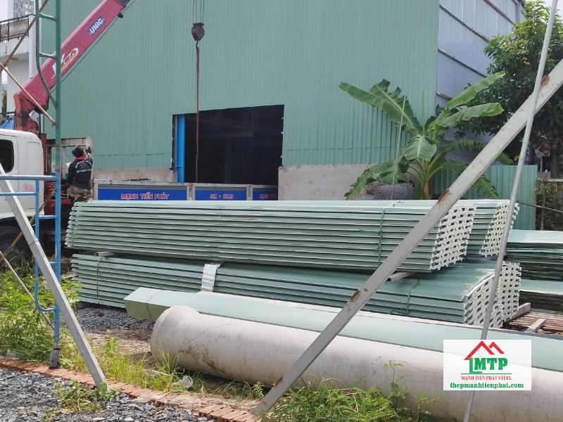 Giao 630m tôn PU Hòa Phát cho nhà kho ở huyện Tân Phước, Tiền Giang