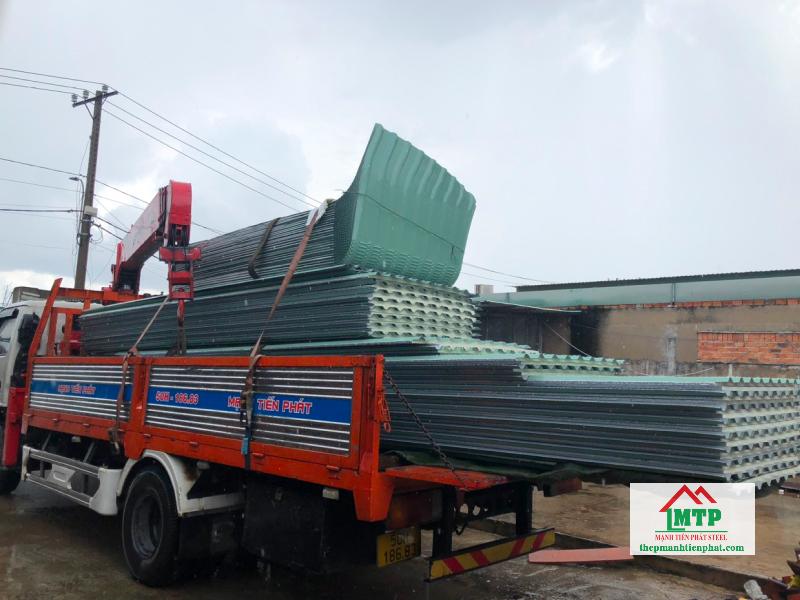 Giao 830m tôn PU cách nhiệt Hòa Phát cho kho bảo quản trái cây ở huyện Cai Lậy, Tiền Giang