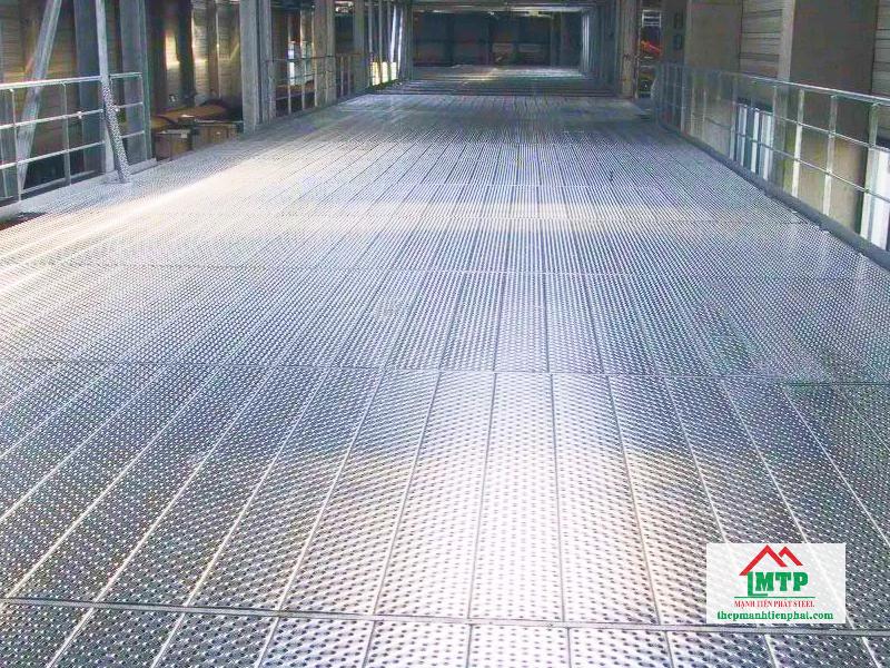 Tấm thép đục lỗ được sử dụng trong nhiều nhà máy, nhà kho tại cảng ở Bà Rịa Vũng Tàu
