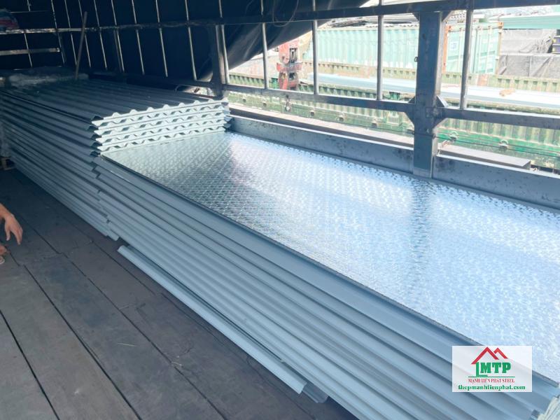 Tôn cách nhiệt chống nóng tốt phù hợp nhiều công trình tại Quận 11