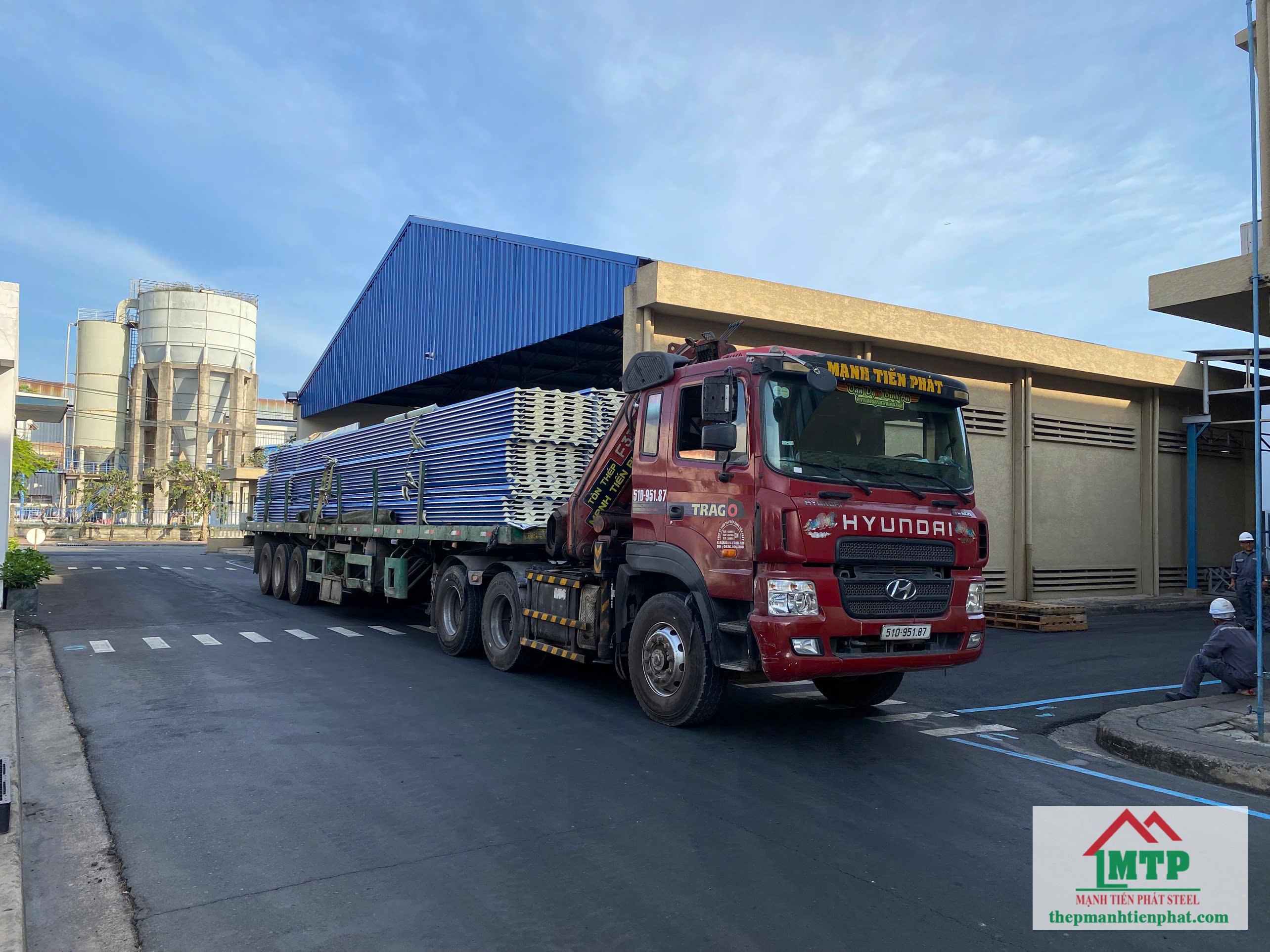 Thép Mạnh Tiến Phát giao tôn Hòa Phát đến công trình đúng loại tôn, màu sắc, số lượng