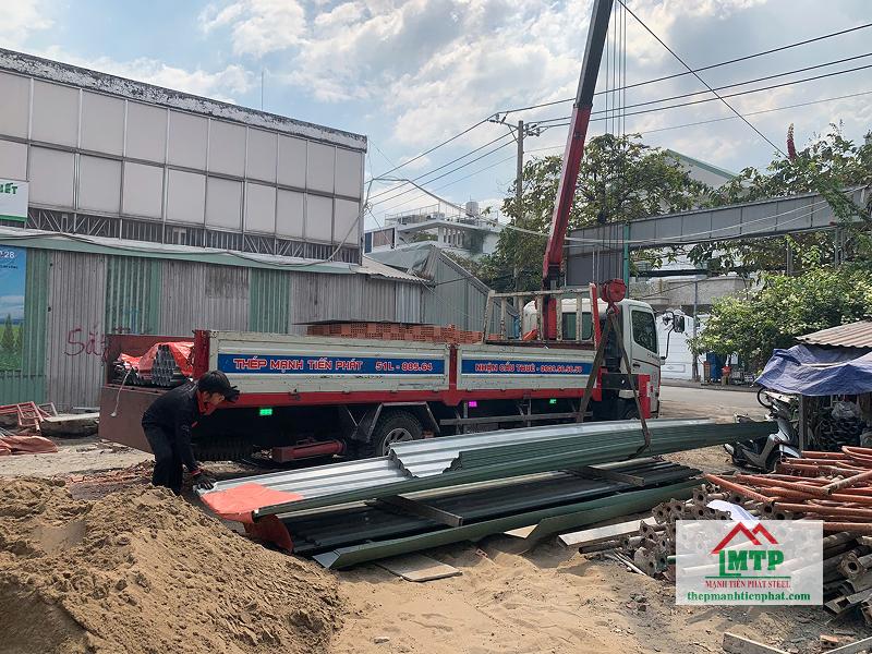 Đại lý tôn Hòa Phát giao tôn màu cán 9 sóng đến công trình