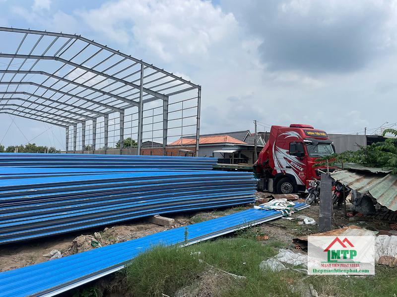 Đại lý tôn Hòa Phát giao tôn xốp cách nhiệt đến công trình