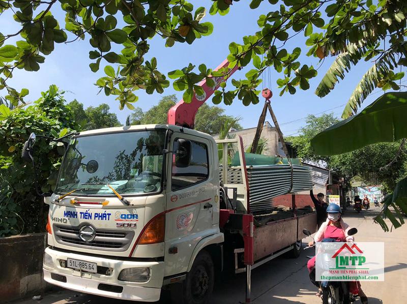 Đại lý tôn Hòa Phát giao tôn màu cách nhiệt đến công trình