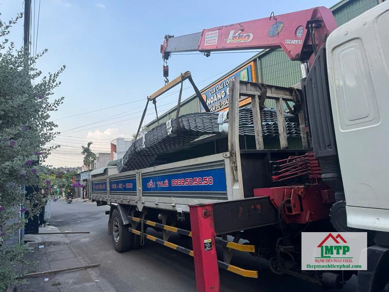 Đại lý tôn Hòa Phát giao tôn giả ngói đến công trình