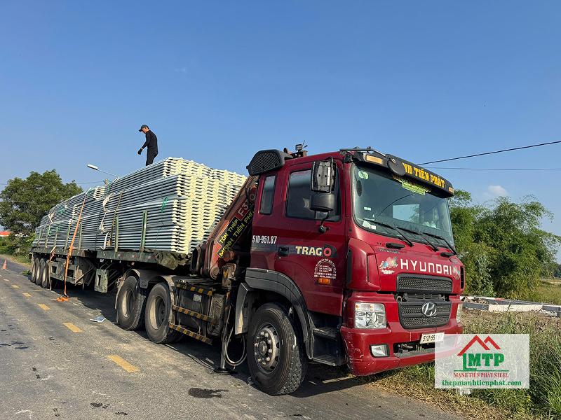 Đại lý tôn Hòa Phát giao tôn đến công trình