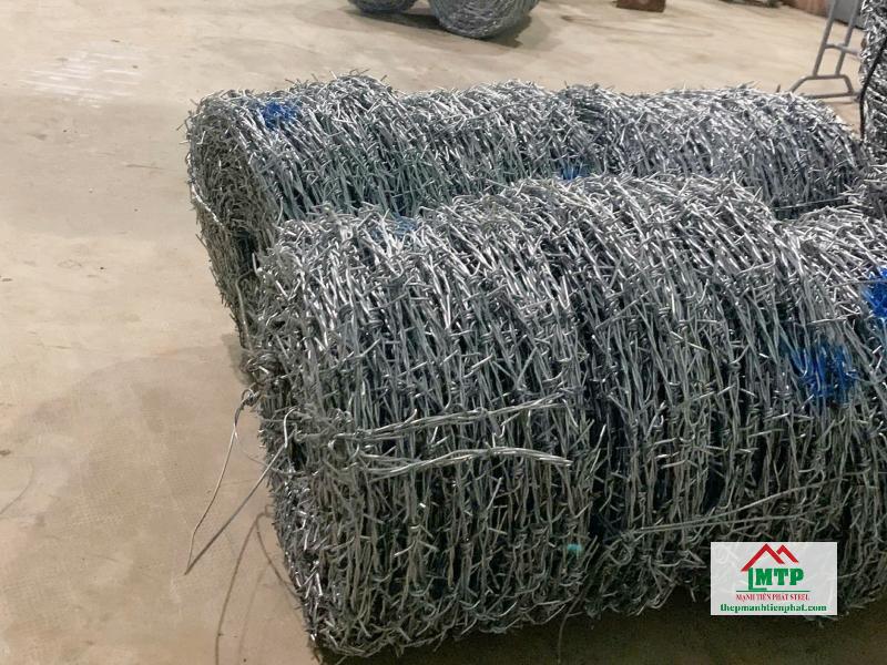Kẽm gai nhọn được ưa chuộng dùng rào khu đất trống, khu tập kết tại Huyện Bình Chánh