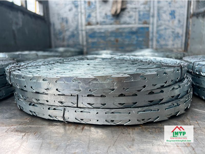 Các khu vực giáp đường, cần bảo vệ cao nên dùng dây kẽm lam
