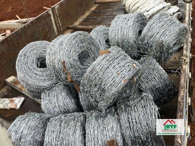 Dây kẽm gai nhọn phù hợp làm hàng rào đất trồng cao su, trang trại chăn nuôi, đất đầu tư tối ưu chi phí
