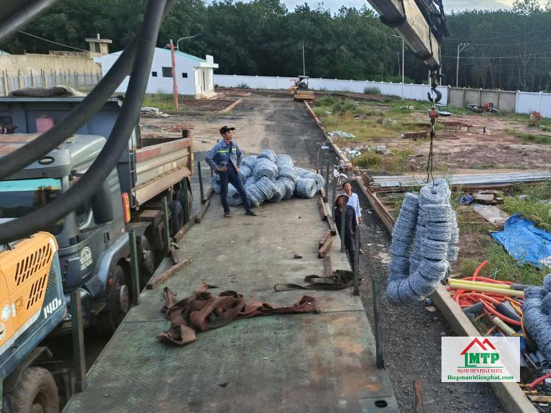 Xuất hàng 150 cuộn kẽm gai giao công trình hàng rào nhà xưởng tại xã Lê Minh Xuân, Bình Chánh
